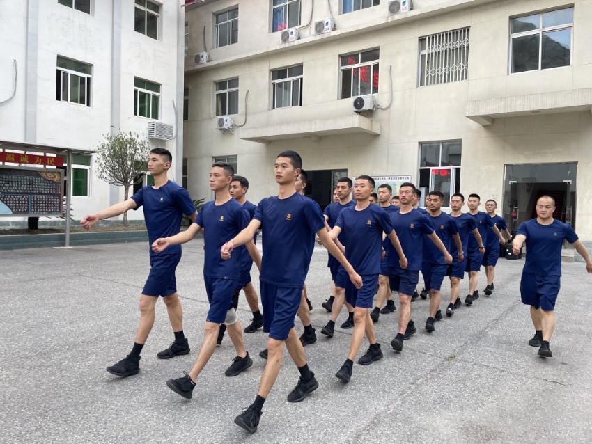 排頭最右邊張自立。阿壩森林消防支隊(duì)供圖