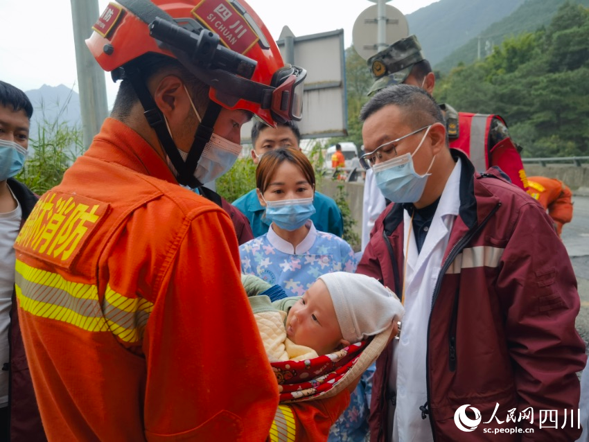 寶寶安靜地躺在森林消防員張自立懷里。彭科攝