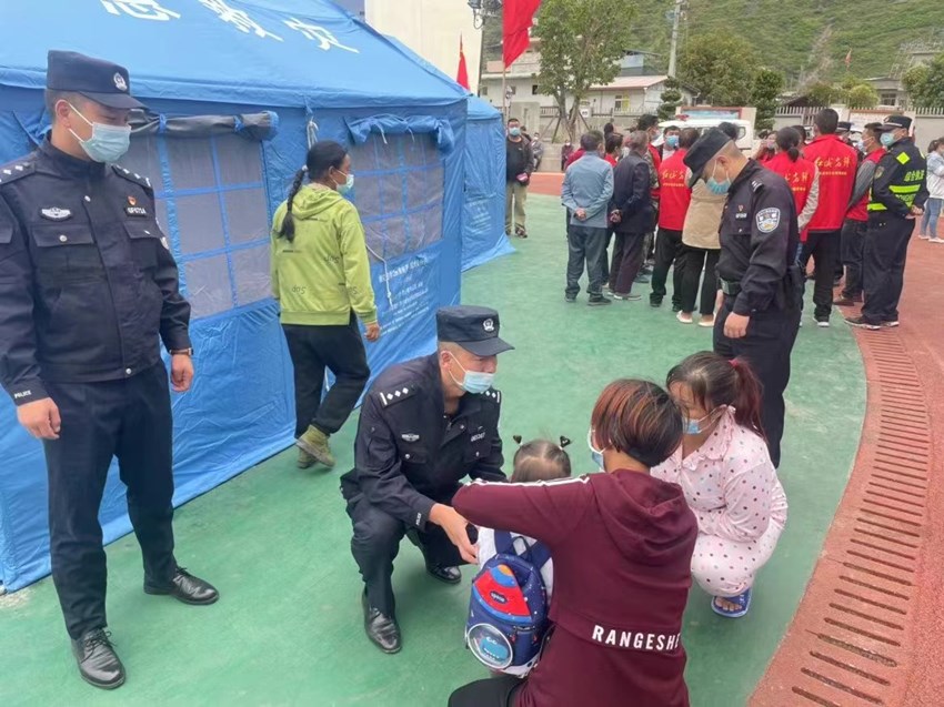 安置點民警幫助群眾解決困難。四川公安供圖