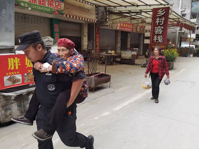 民警轉(zhuǎn)移行動(dòng)不便的老人。四川公安供圖