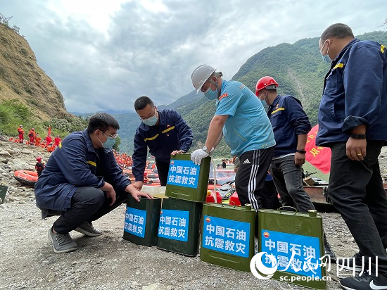 送油小分隊(duì)為救災(zāi)現(xiàn)場的沖鋒舟、摩托艇等設(shè)備送油。李悅攝