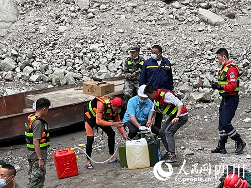 送油小分隊為救災現(xiàn)場的沖鋒舟、摩托艇等設備送油。李悅攝
