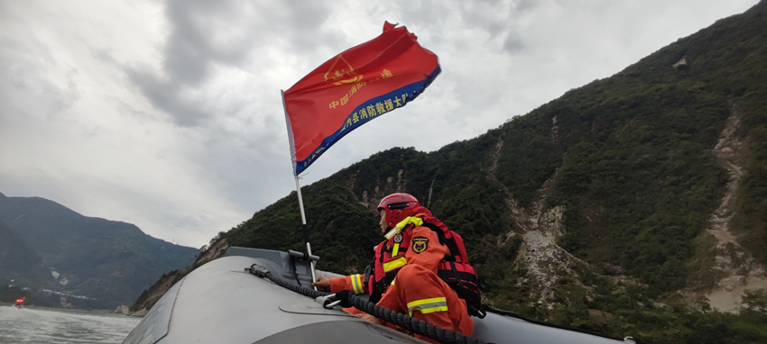 9月7日，救援人員乘坐橡皮艇在得妥鎮(zhèn)疏散群眾。四川省消防救援總隊(duì)供圖