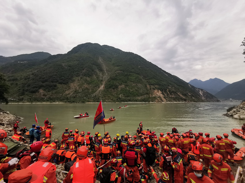 9月7日，各方救援力量正在得妥鎮(zhèn)轉(zhuǎn)移群眾。四川省消防救援總隊(duì)供圖