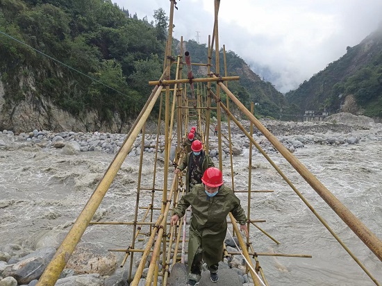 救援隊(duì)徒步趕往救災(zāi)地點(diǎn)。遂寧水利局供圖