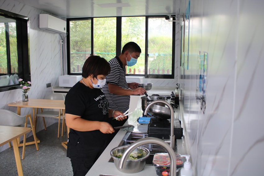 在貨車司機“暖心之家”，滯留服務區(qū)的師傅們可以自己做飯。省高管局供圖