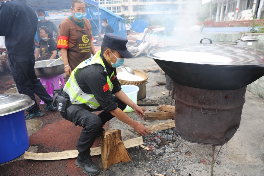 民警正在幫忙添火燒飯。甘孜公安供圖