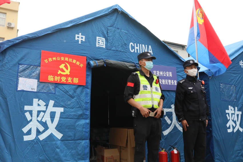 民警在臨時(shí)黨支部門前執(zhí)勤。甘孜公安供圖