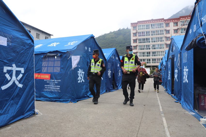 民警在安置點(diǎn)巡邏。甘孜公安供圖