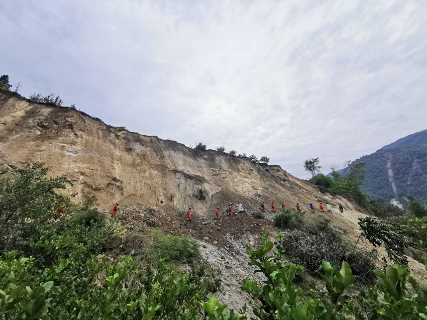 9月6日，翻山越嶺挺進幸福村4。四川省消防救援總隊供圖