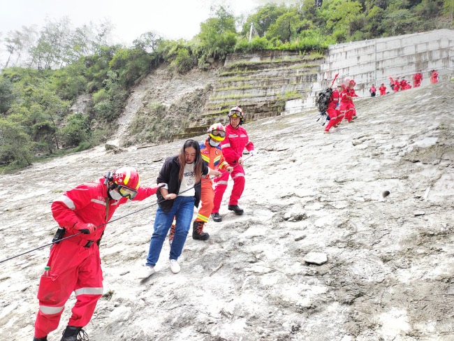9月6日，在甘孜州瀘定縣磨西鎮(zhèn)，救援人員用繩索從山上轉(zhuǎn)運傷員。四川省應(yīng)急管理廳供圖