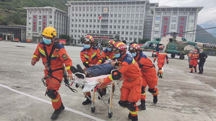 消防員將救出的被困者轉(zhuǎn)移。四川省消防救援總隊(duì)供圖
