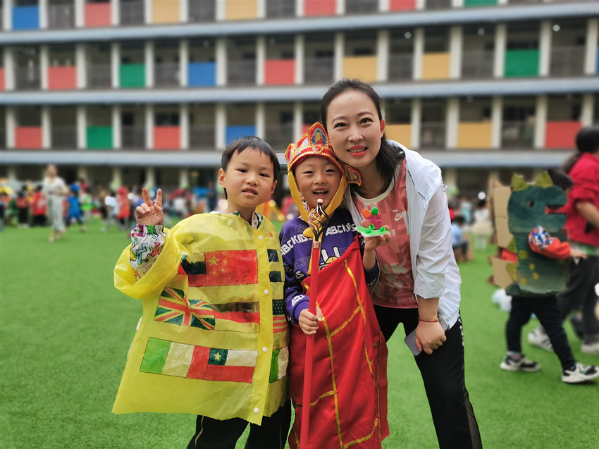 園長劉春和孩子們。幼兒園供圖