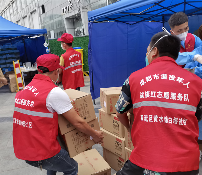 白塔志愿者們協(xié)助樓棟工作人員發(fā)放物資。白塔社區(qū)供圖