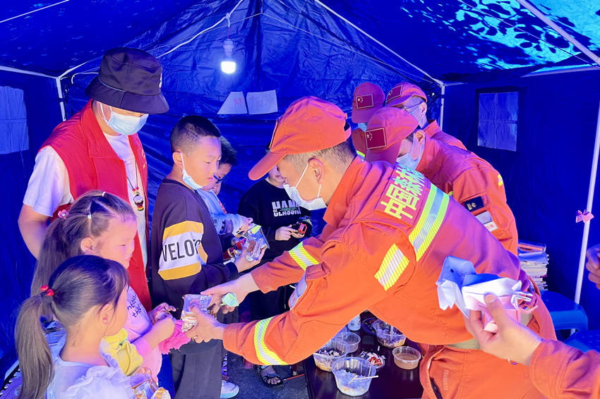 他們互送禮物。人民網(wǎng) 朱虹攝