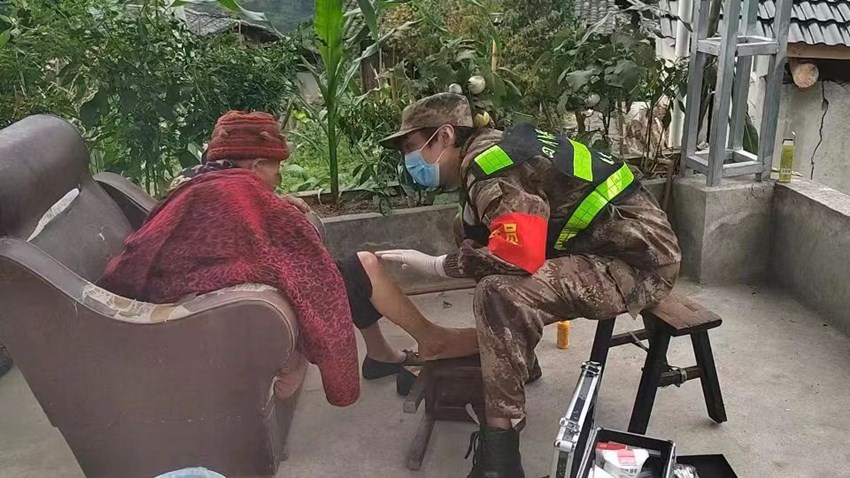 民兵查看群眾受傷情況。康定市人武部供圖