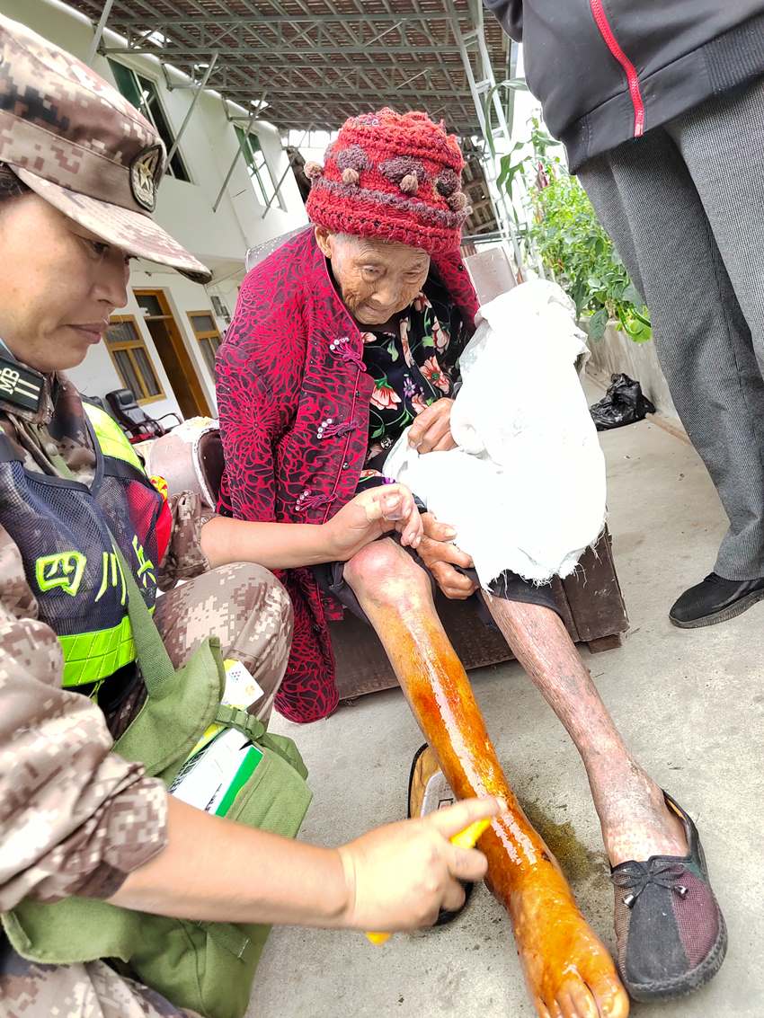 民兵為受傷群眾敷藥?？刀ㄊ腥宋洳抗﹫D