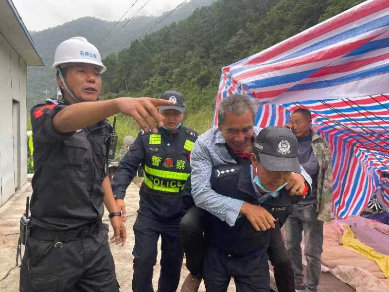 救災(zāi)工作中的羅曉峰。四川省公安廳供圖