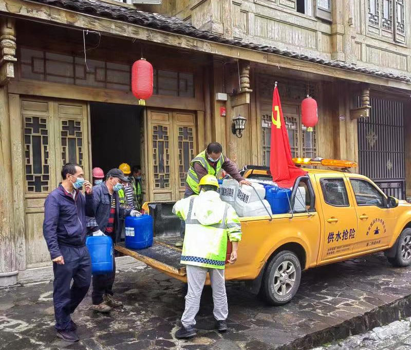 四川發(fā)展國(guó)潤(rùn)水務(wù)救援隊(duì)攜帶供水搶險(xiǎn)物資設(shè)備馳援震中磨西鎮(zhèn)。四川省國(guó)資委供圖