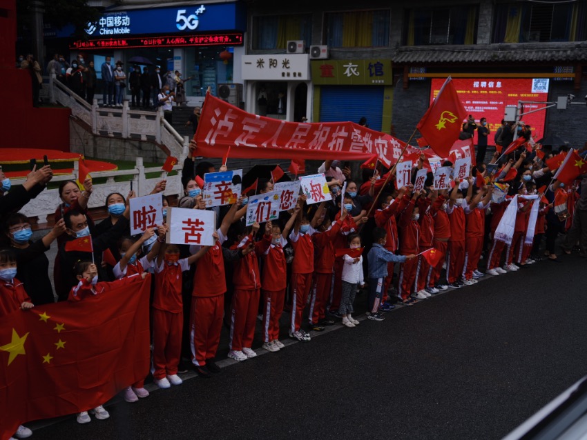 9月13日，瀘定縣，森林消防員撤離時(shí)受到當(dāng)?shù)鼐用駣A道相送。程雪力攝