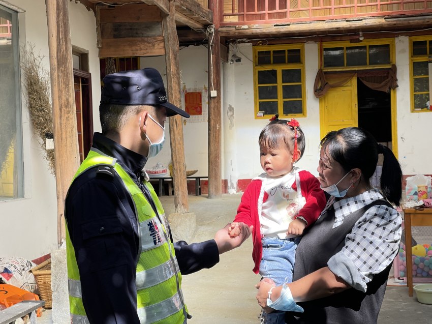 “懸崖”上的帳篷警務(wù)室守護群眾平安。甘孜公安供圖