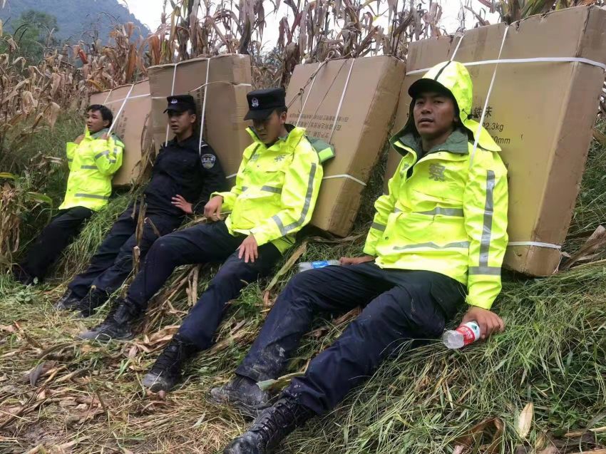 “懸崖”上的帳篷警務(wù)室守護群眾平安。甘孜公安供圖