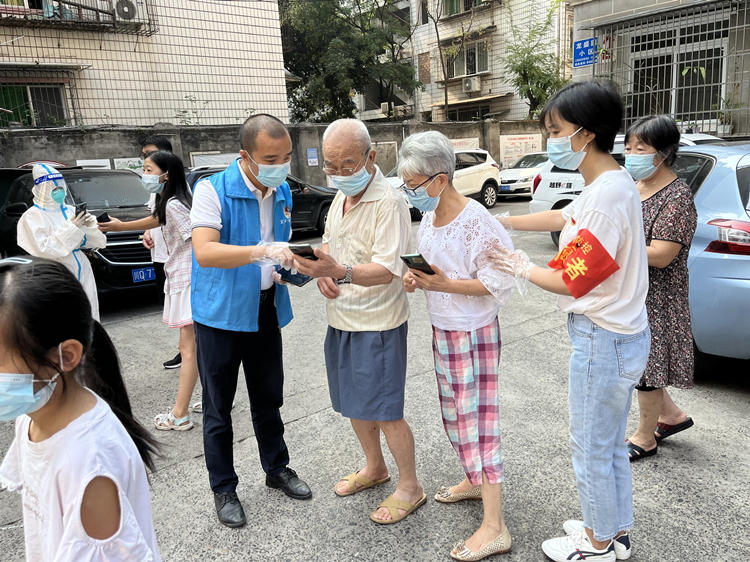 何春學(xué)（左）李研玲（右）夫妻協(xié)助開展核酸采樣。敘州區(qū)融媒體中心供圖