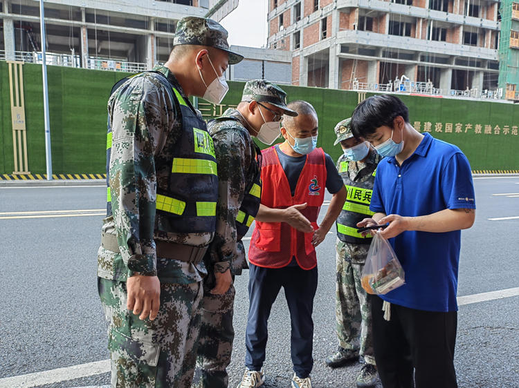 劉德余（中）聯(lián)合民兵開展巡查核實(shí)信息。敘州區(qū)融媒體中心供圖