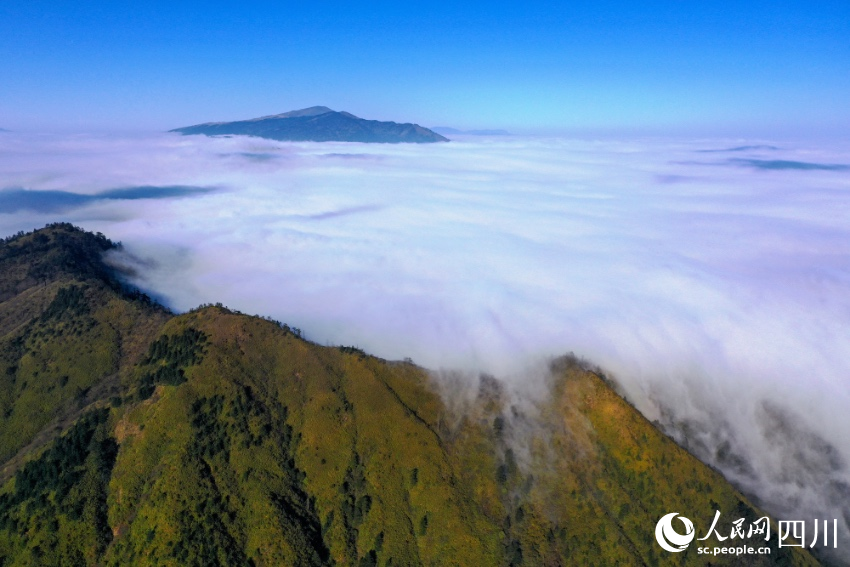 美姑縣旅游資源豐富，圖為大風(fēng)頂國(guó)家級(jí)自然保護(hù)區(qū)的云海。阿牛史日攝
