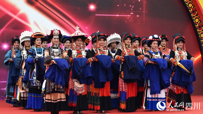 美姑縣彝族風(fēng)情濃厚，圖為美姑縣羊毛節(jié)上的選美比賽現(xiàn)場(chǎng)。吉木木且攝