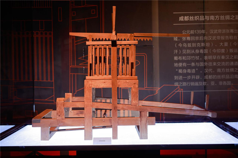 天府農(nóng)耕文明主題展上展示的漢代織機模型。