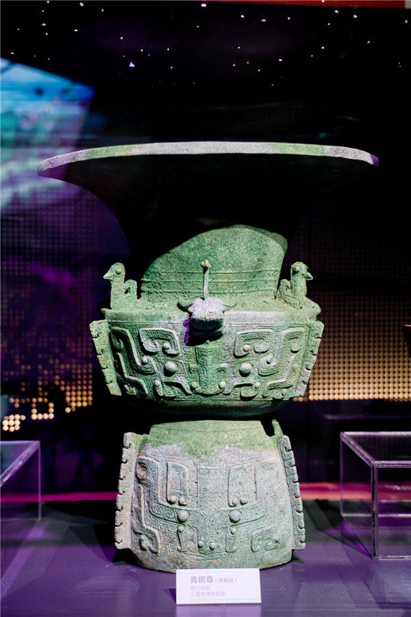 天府農(nóng)耕文明主題展上展示的商代晚期青銅尊（仿制品）。