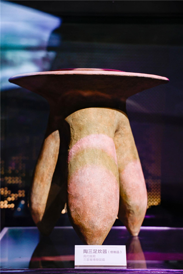 天府農(nóng)耕文明主題展上展示的商代晚期陶三足炊具（仿制品）。
