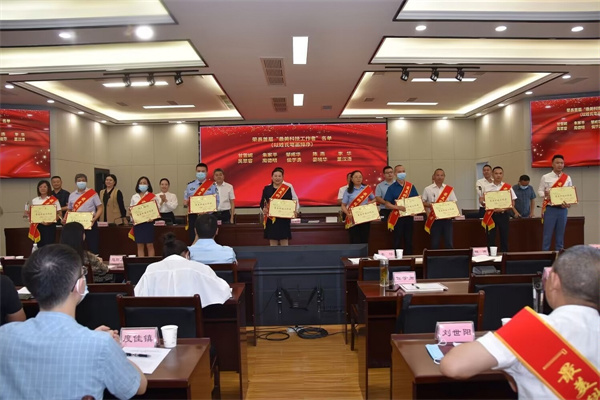 四川科施福農(nóng)業(yè)科技有限公司董事長(zhǎng)董漢清（右一）獲評(píng)榮縣“最美科技工作者”稱(chēng)號(hào)。榮縣縣委宣傳部供圖