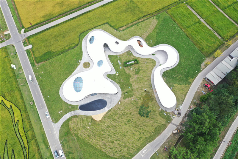 航拍中國天府農(nóng)博園內(nèi)點睛建筑瑞雪。新津區(qū)委宣傳部供圖