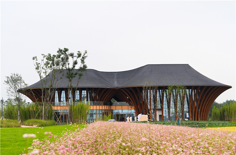 中國天府農(nóng)業(yè)博覽園，坐落在自然內(nèi)的建筑谷倉。新津區(qū)委宣傳部供圖