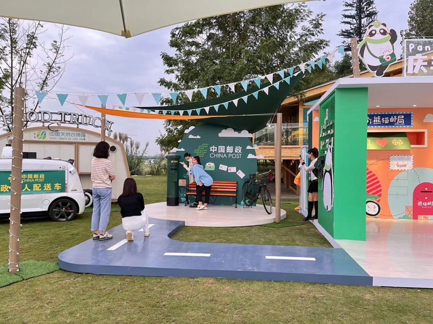 豐收節(jié)上市民在四川郵政的展館拍照打卡。中國郵政四川省分公司供圖