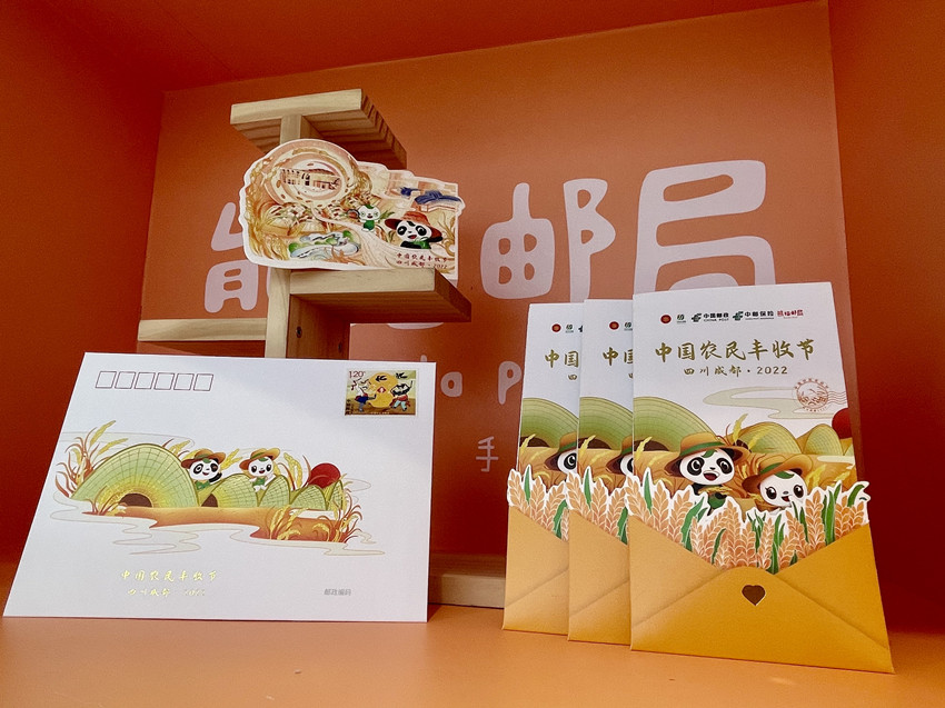 展出的信封和明信片。中國(guó)郵政四川省分公司供圖