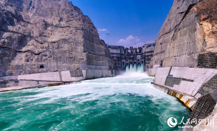 會(huì)東縣水能資源富集，圖為烏東德水電站大壩下游景觀。鄧中元攝