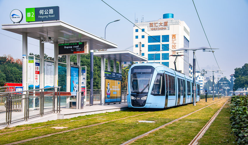 2019年12月9日，有軌電車蓉2號線從何家路站駛過。彭思成攝