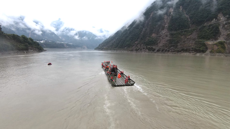 動力舟船運送大型機(jī)械前往登陸點。蜀道集團(tuán)供圖