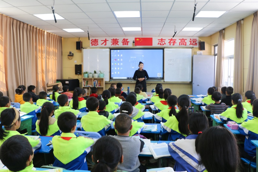 越西義務教育和基本醫(yī)療全面保障，圖為越西縣北城小學的課堂。越西縣委宣傳部供圖