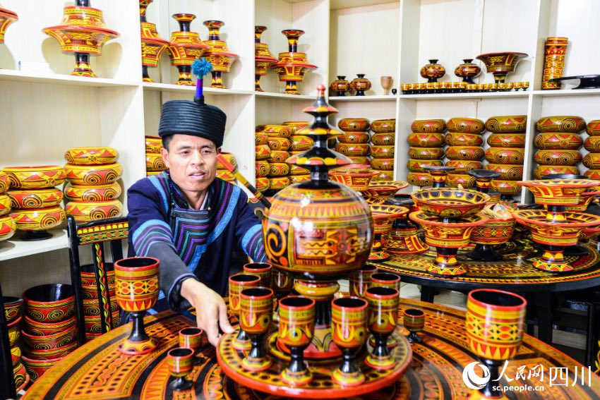 越西民族文化底蘊(yùn)濃厚，圖為當(dāng)?shù)胤俏镔|(zhì)文化遺產(chǎn)彝族漆器。孫建生攝