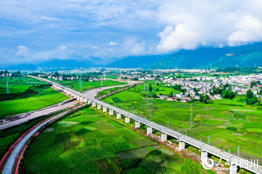 圖為成昆鐵路復(fù)線從越西經(jīng)過(guò)，2022年底通車后，從成都到越西2小時(shí)即可抵達(dá)。孫建生攝