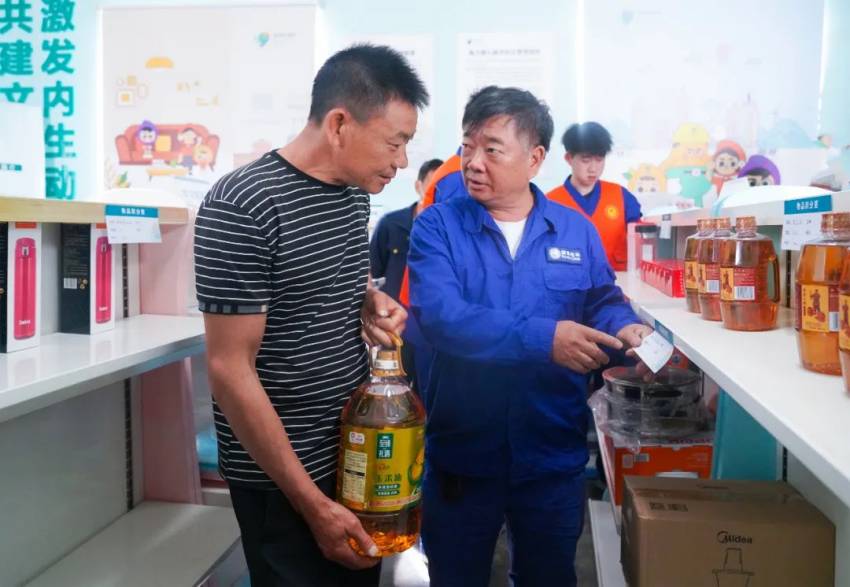 村民在電力愛心超市兌換商品。