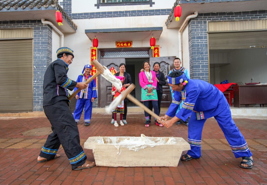 寧南民族文化獨具魅力，圖為西瑤鎮(zhèn)布依族“三月三” 節(jié)上打糍粑。胡小平攝