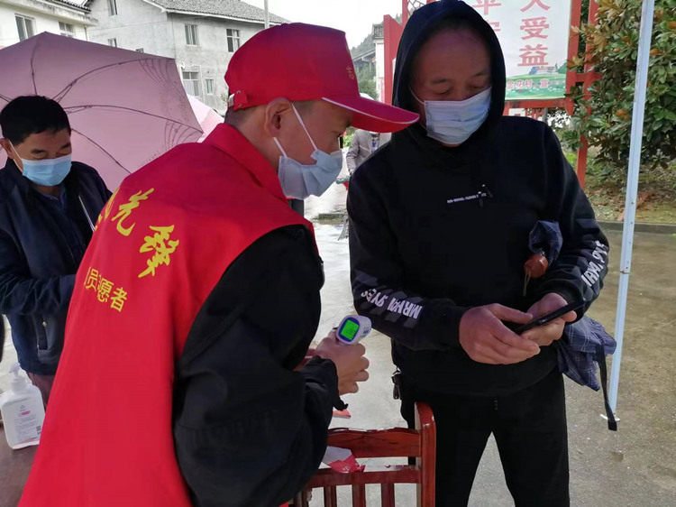 測(cè)溫掃碼。昭化區(qū)融媒體中心供圖