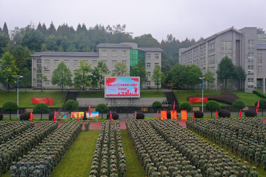 “開訓(xùn)典禮”現(xiàn)場(chǎng)。西部戰(zhàn)區(qū)陸軍某綜合訓(xùn)練基地供圖
