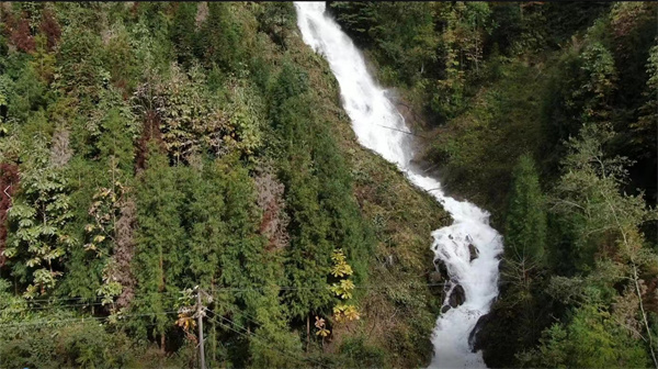 消失的“千年飛瀑”重現(xiàn)西嶺雪山。大邑縣委宣傳部供圖