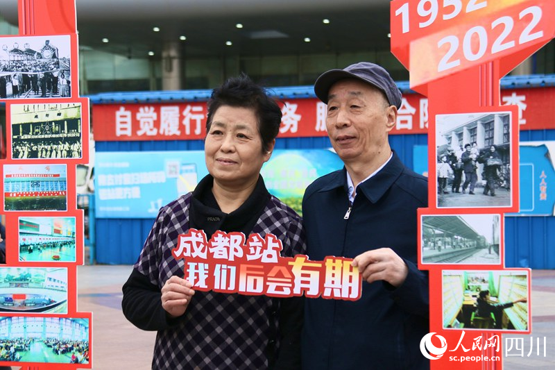 一大早，就有市民前往車站站前廣場(chǎng)打卡留念。人民網(wǎng) 趙祖樂(lè)攝